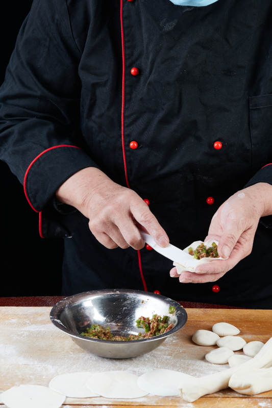 厨师现场演示饺子制作完整过程图片