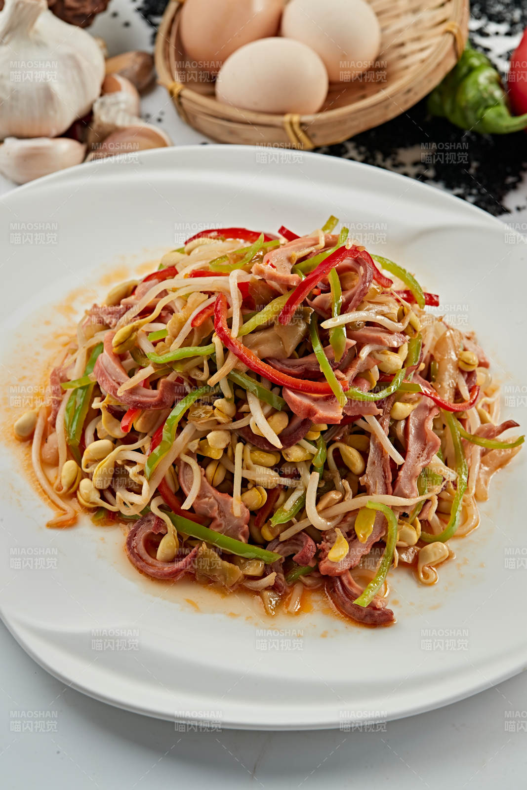 青红椒黄豆芽炒猪头肉图片