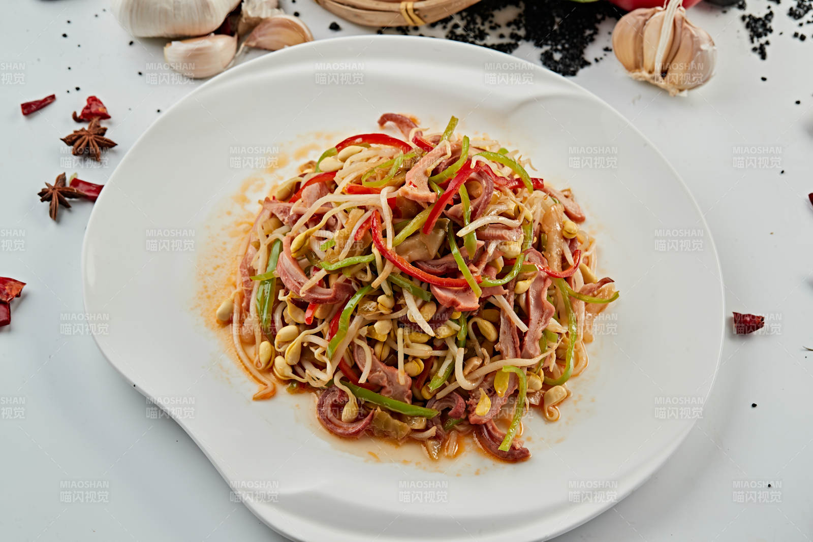 青红椒黄豆芽炒猪头肉图片