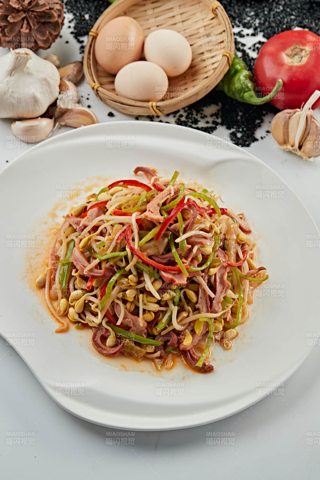 青红椒黄豆芽炒猪头肉图片