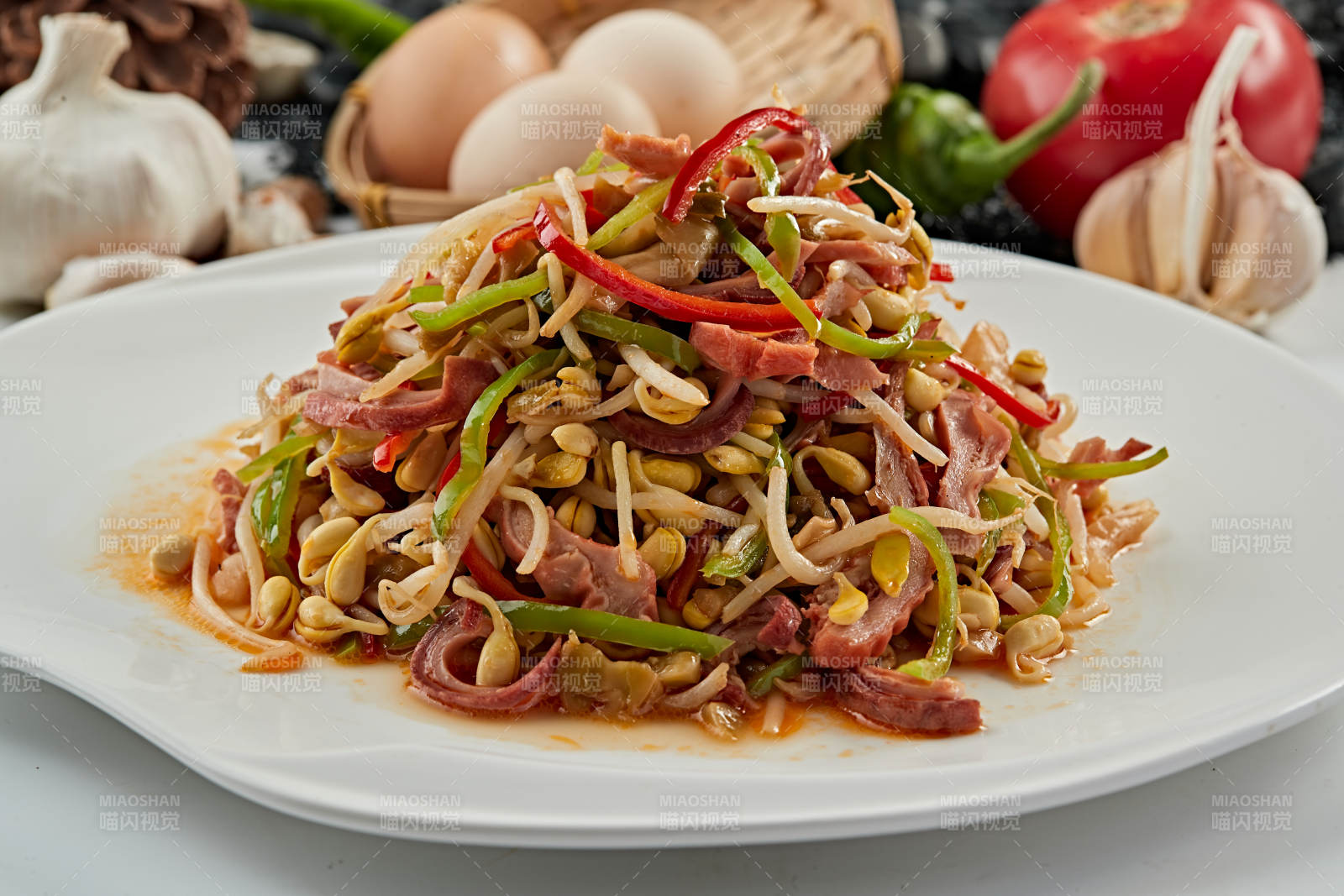 青红椒黄豆芽炒猪头肉图片