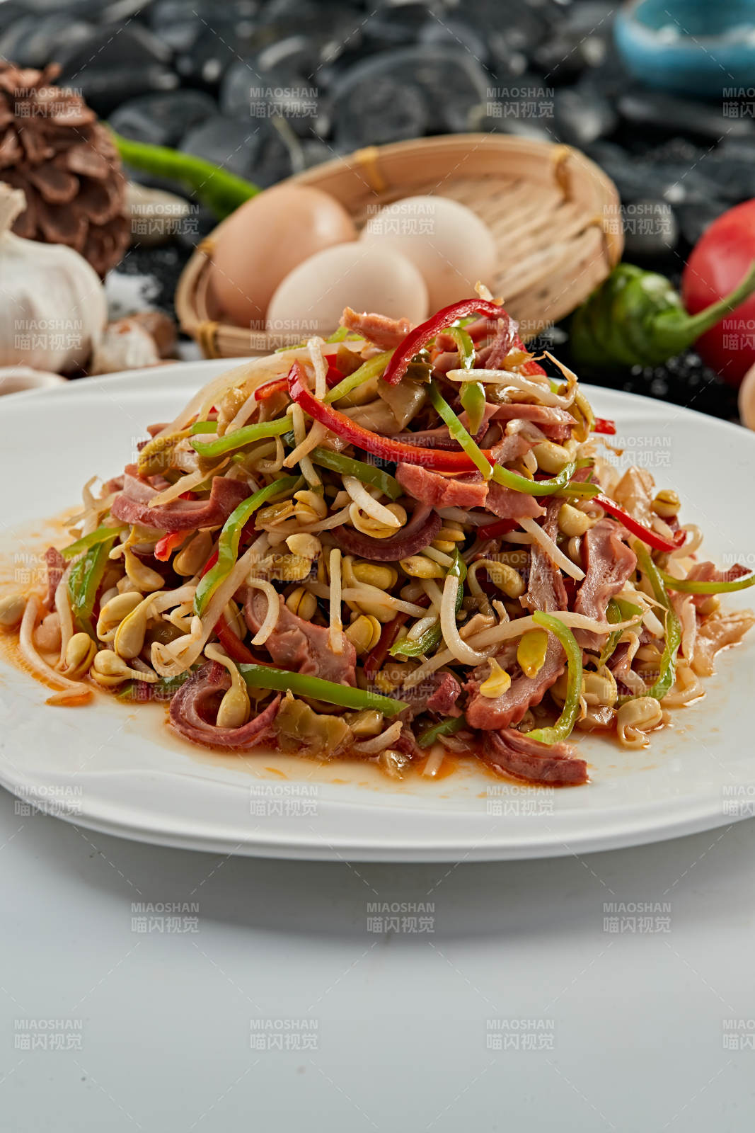 青红椒黄豆芽炒猪头肉图片