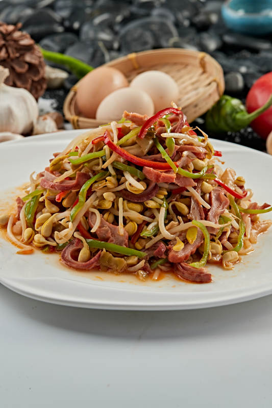 青红椒黄豆芽炒猪头肉图片