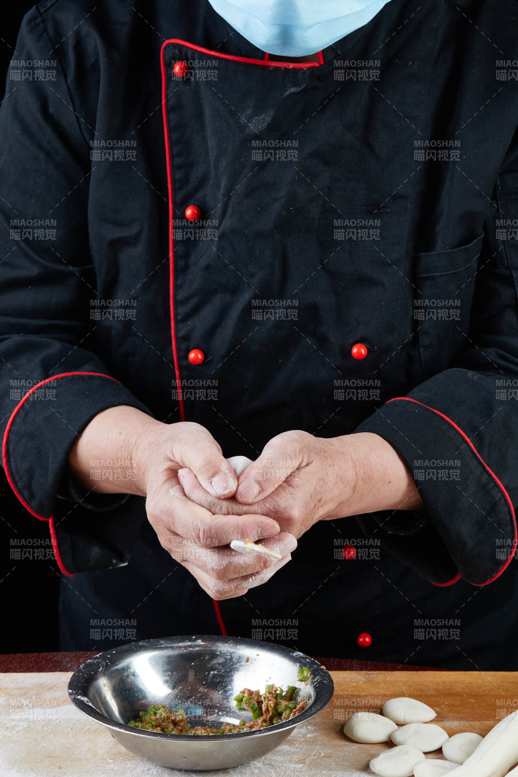 厨师现场演示饺子制作完整过程图片