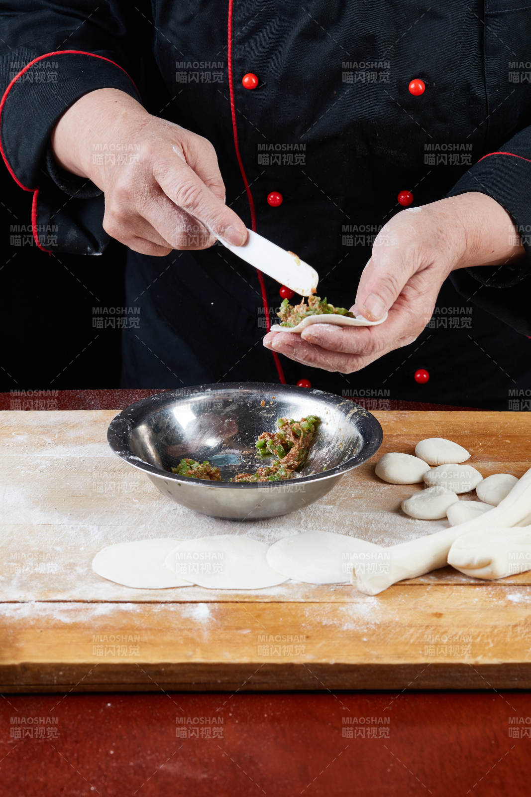 厨师现场演示饺子制作完整过程图片