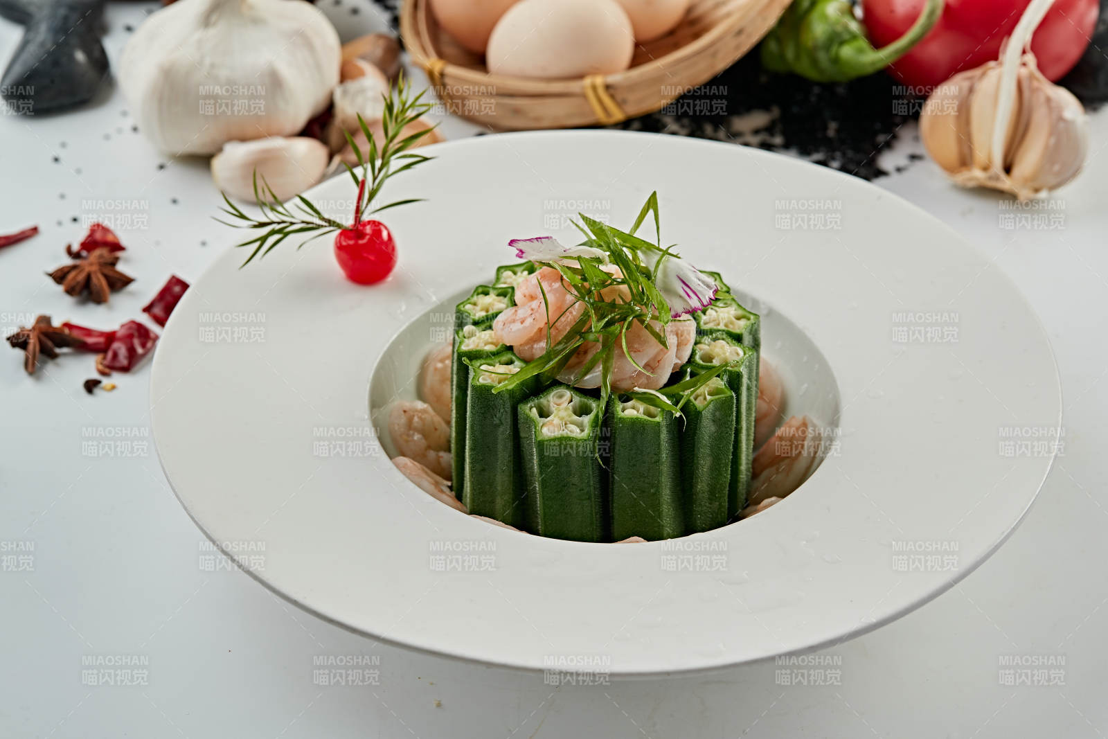 浇汁鲜秋葵配大虾仁图片