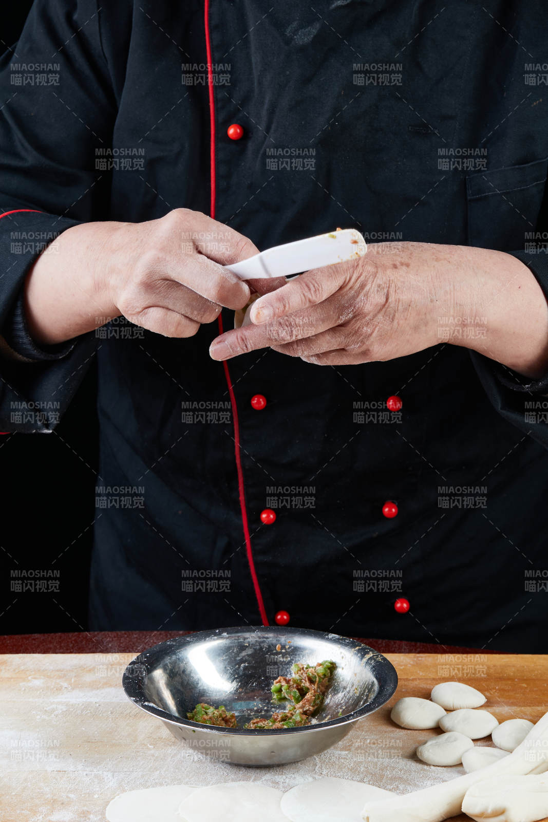 厨师现场演示饺子制作完整过程图片