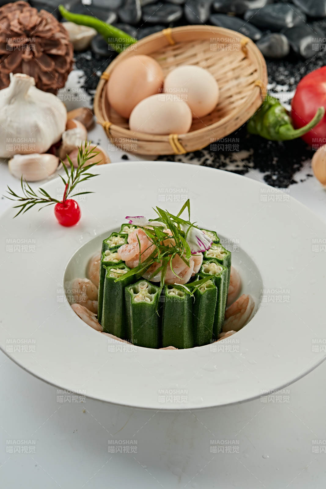 浇汁鲜秋葵配大虾仁图片