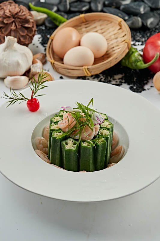 浇汁鲜秋葵配大虾仁图片