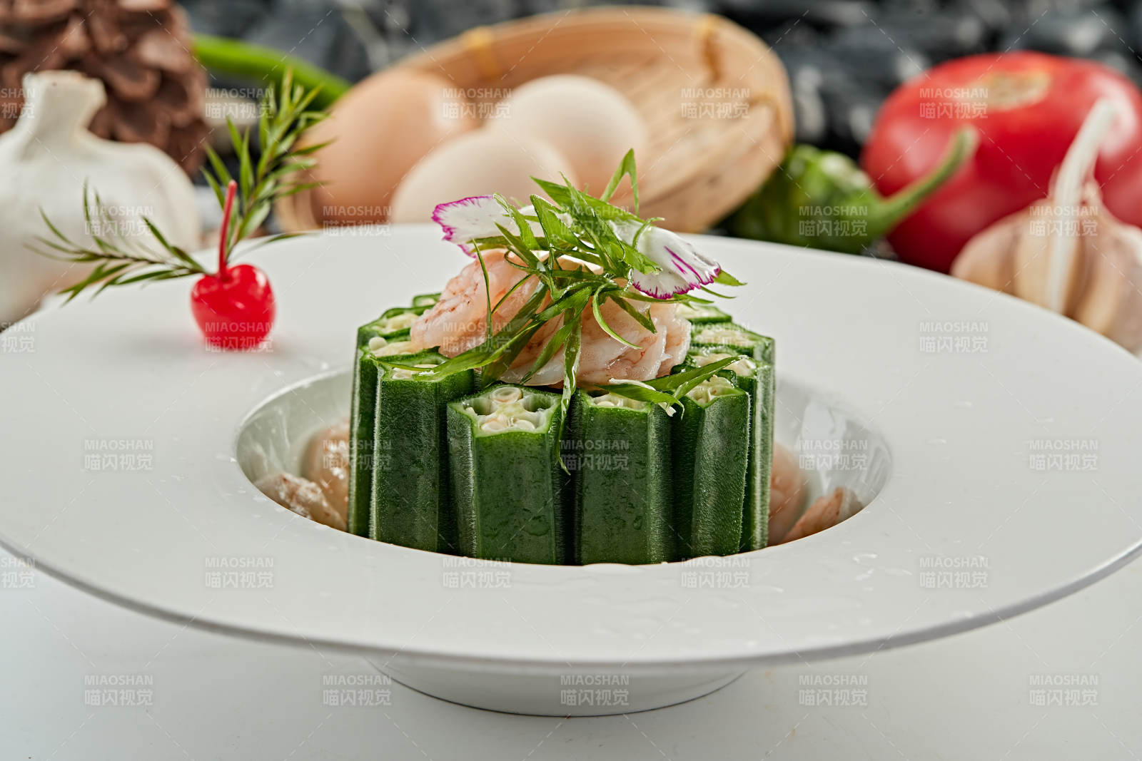 浇汁鲜秋葵配大虾仁图片