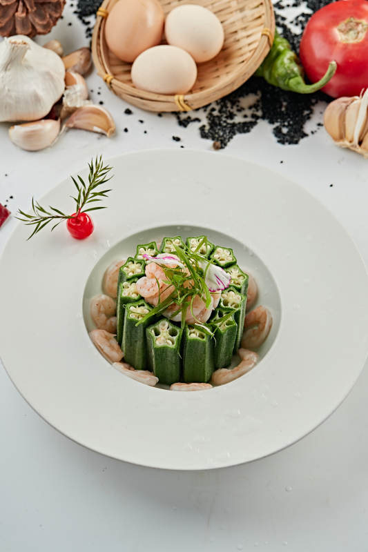 浇汁鲜秋葵配大虾仁图片