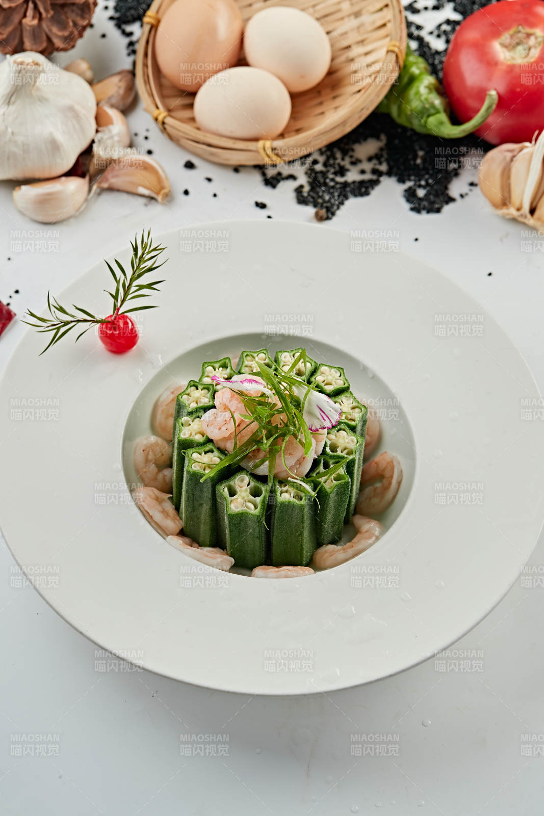 浇汁鲜秋葵配大虾仁图片