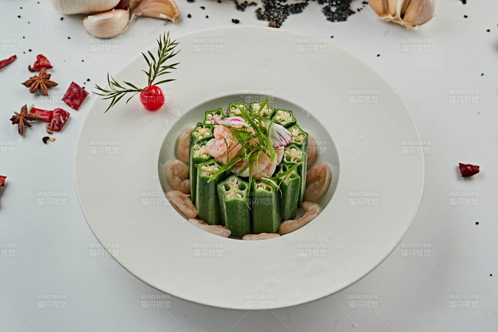 浇汁鲜秋葵配大虾仁图片