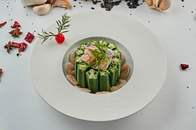 浇汁鲜秋葵配大虾仁图片