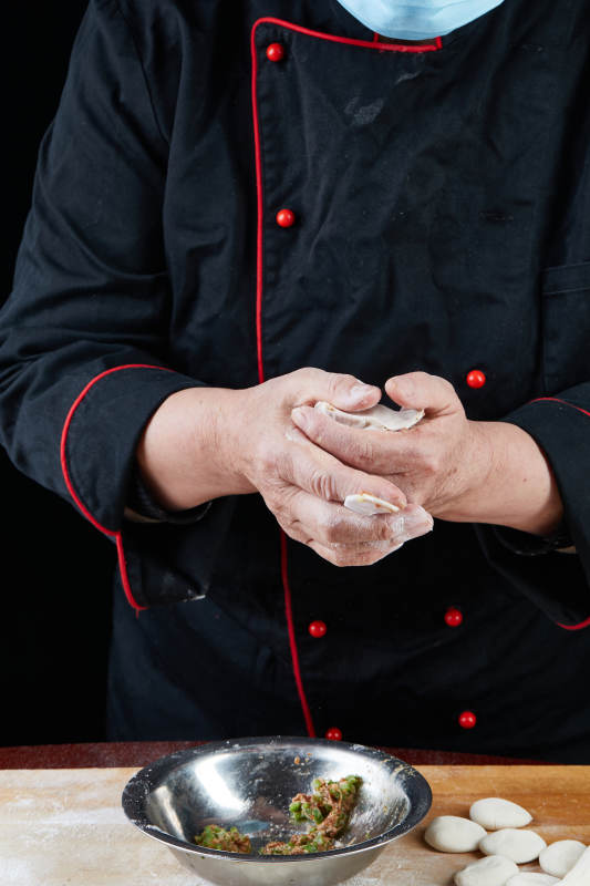 厨师现场演示饺子制作完整过程图片