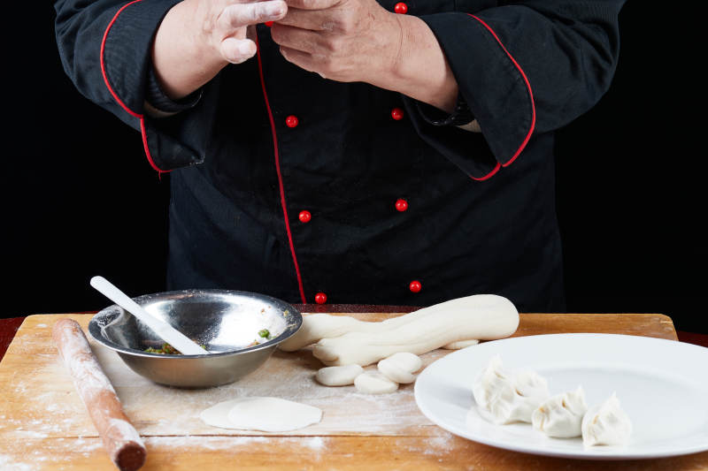 厨师现场演示饺子制作完整过程图片