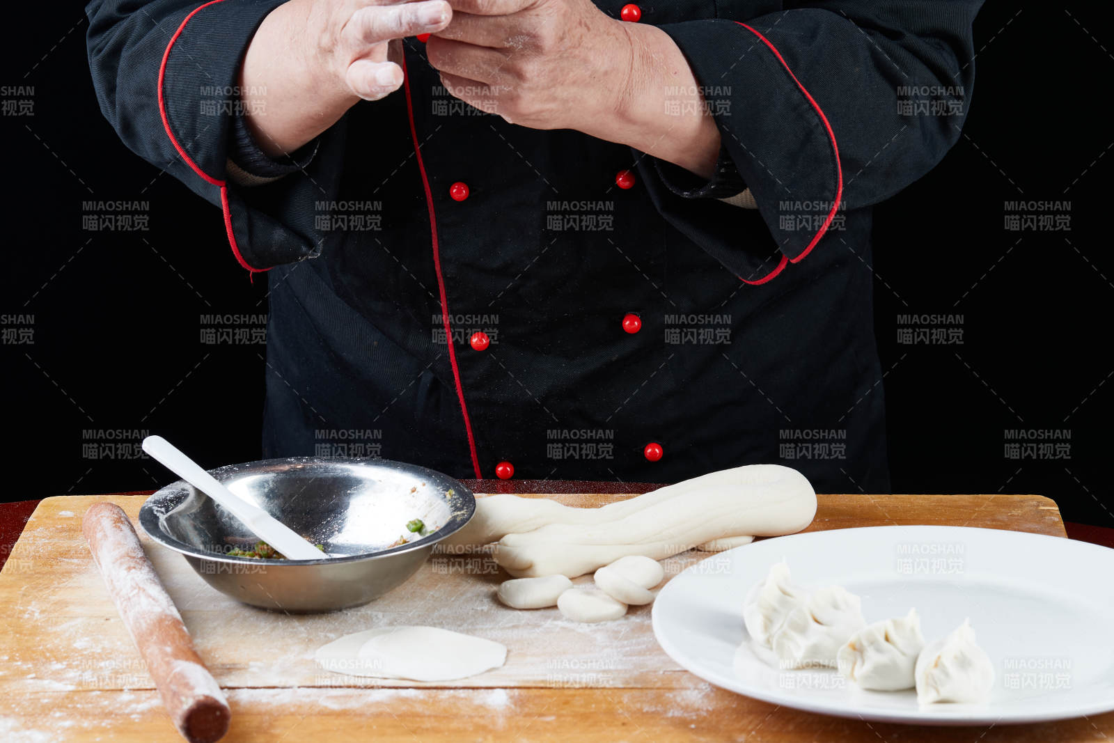 厨师现场演示饺子制作完整过程图片