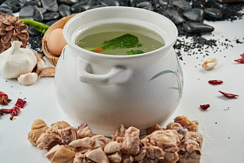 滋补老鸡鲜鸡炖清汤图片