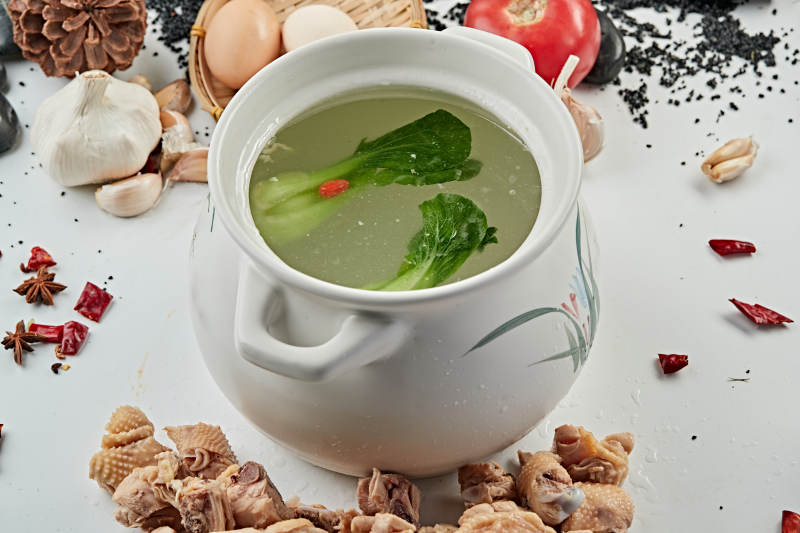 滋补老鸡鲜鸡炖清汤图片