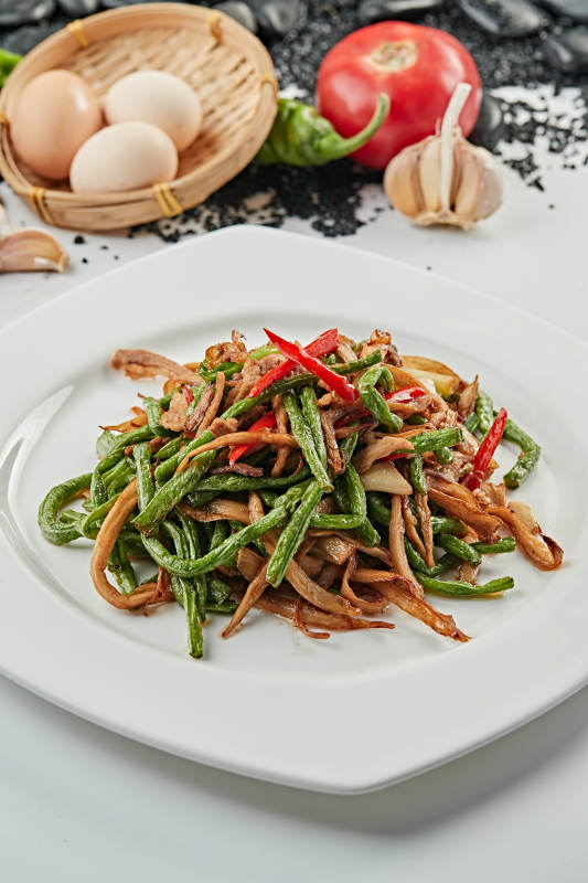 干煸五花肉青红椒豆角茶树菇图片