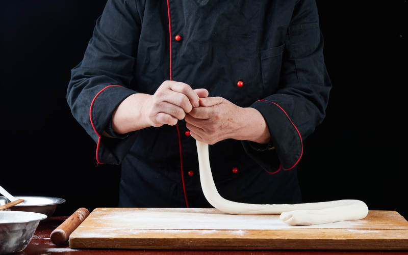 厨师现场演示饺子制作完整过程图片