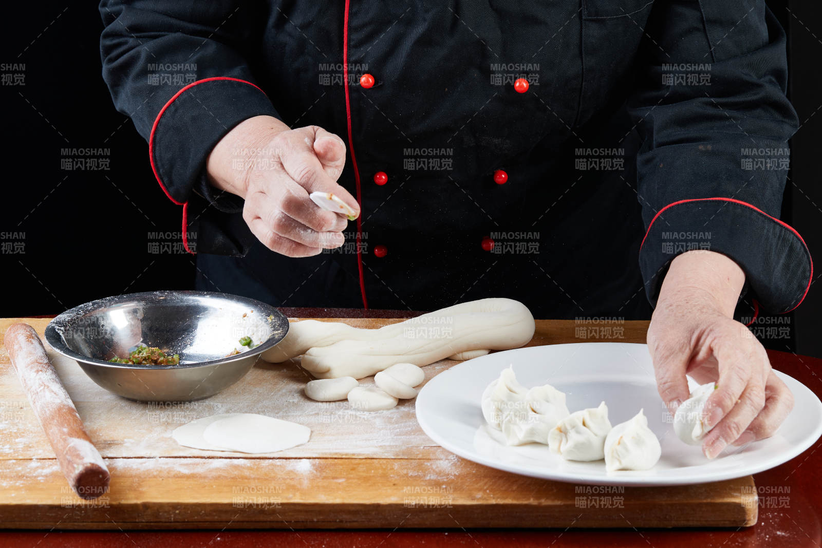 厨师现场演示饺子制作完整过程图片