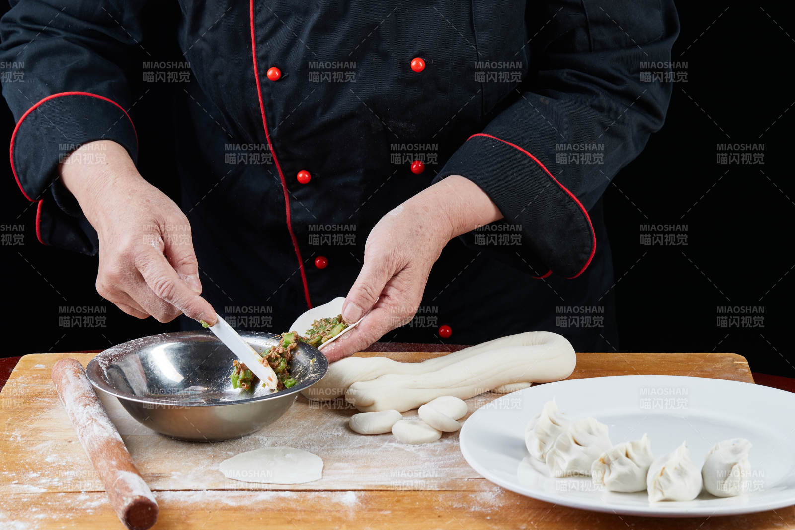 厨师现场演示饺子制作完整过程图片