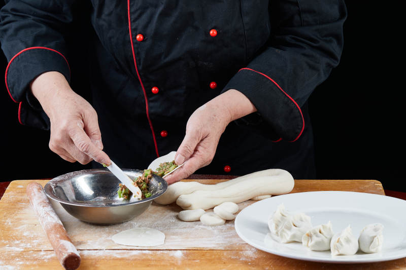 厨师现场演示饺子制作完整过程图片