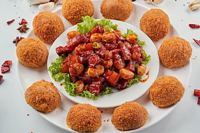 板栗红烧肉配避风塘窝头图片