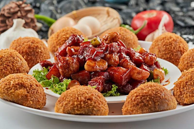 板栗红烧肉配避风塘窝头图片