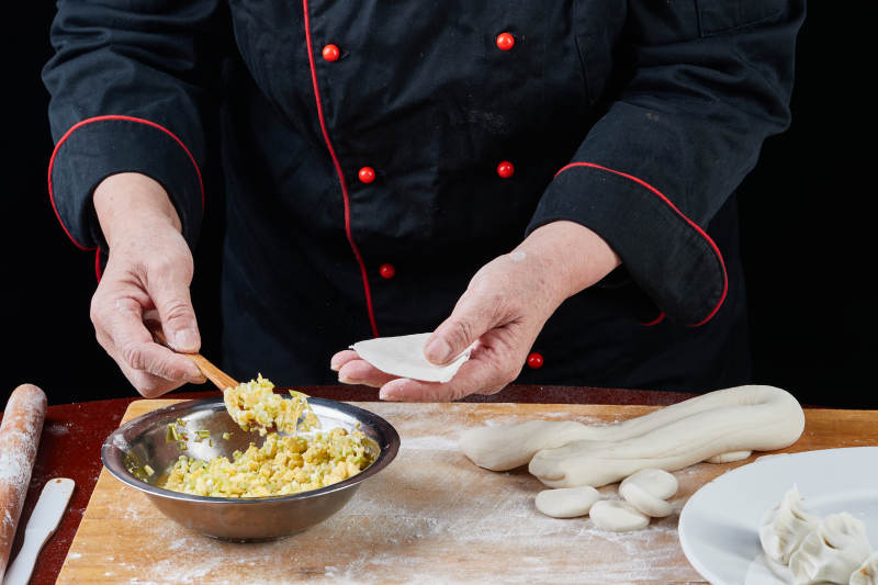 厨师现场演示饺子制作完整过程图片