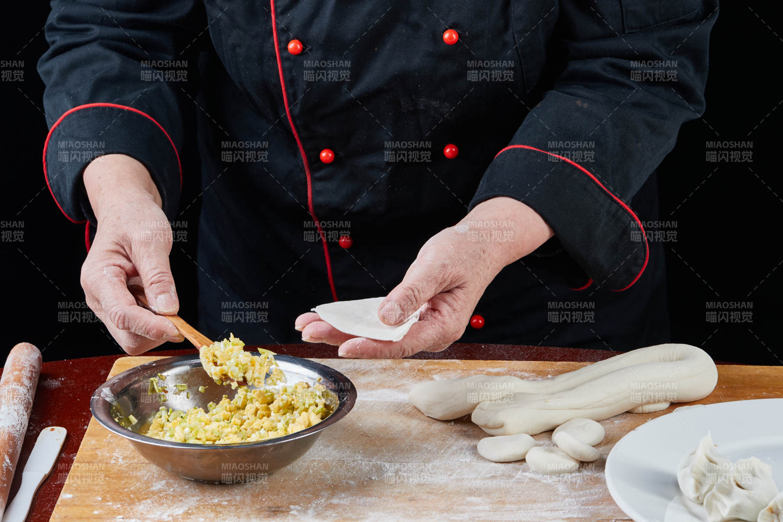 厨师现场演示饺子制作完整过程图片
