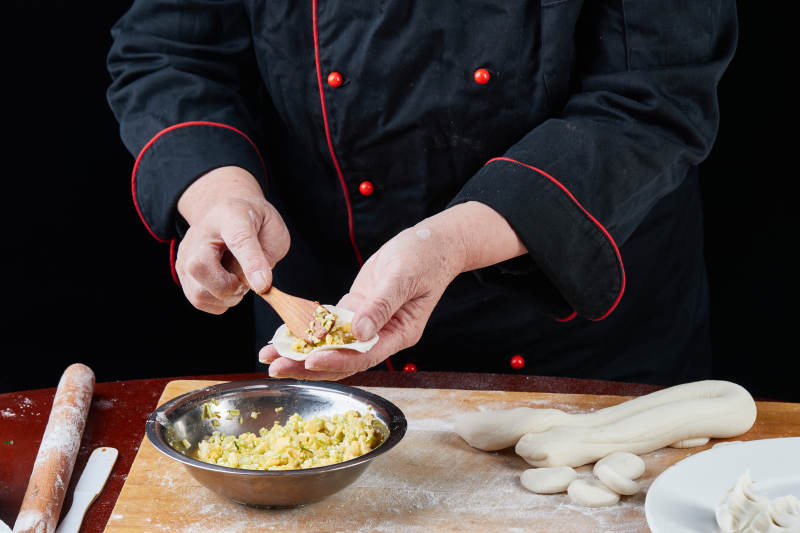 厨师现场演示饺子制作完整过程图片