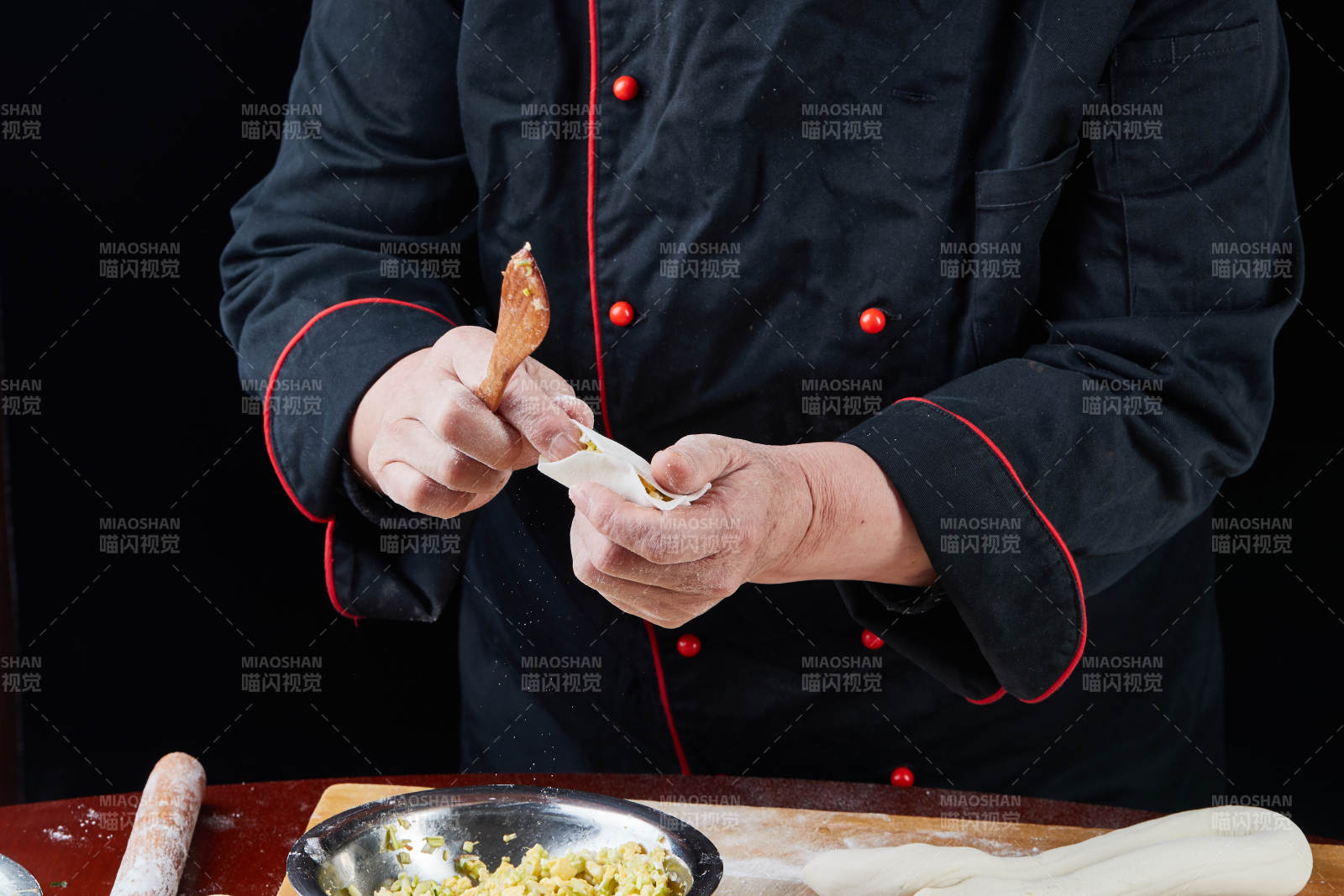 厨师现场演示饺子制作完整过程图片