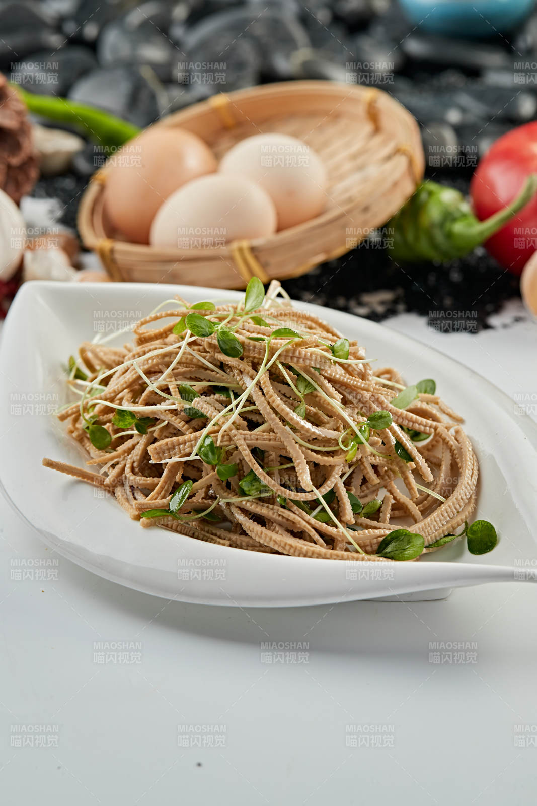 香椿苗凉拌烟熏黑豆腐丝图片