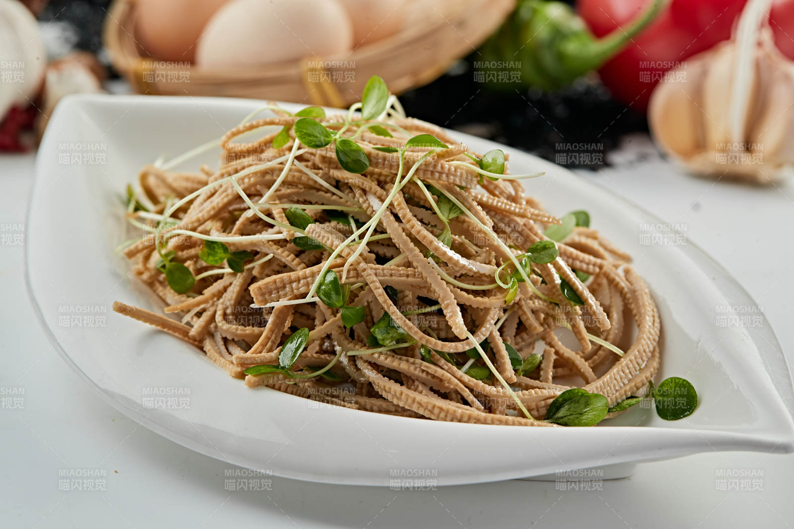 香椿苗凉拌烟熏黑豆腐丝图片