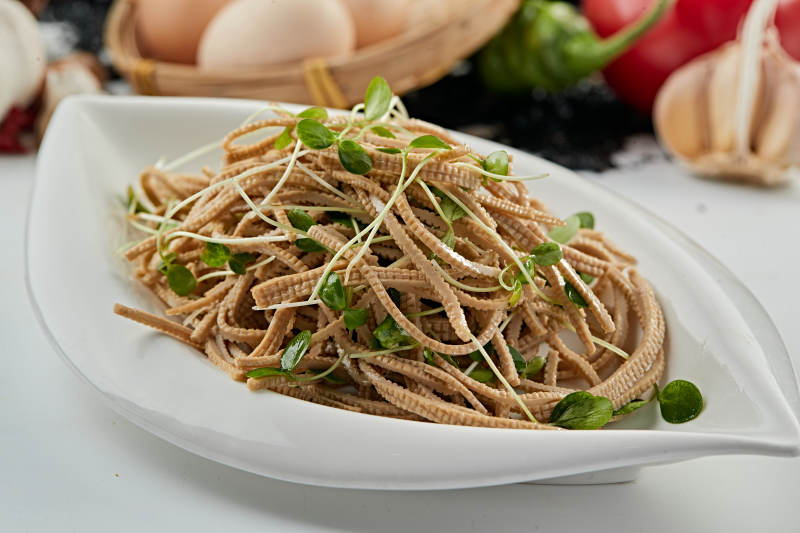 香椿苗凉拌烟熏黑豆腐丝图片