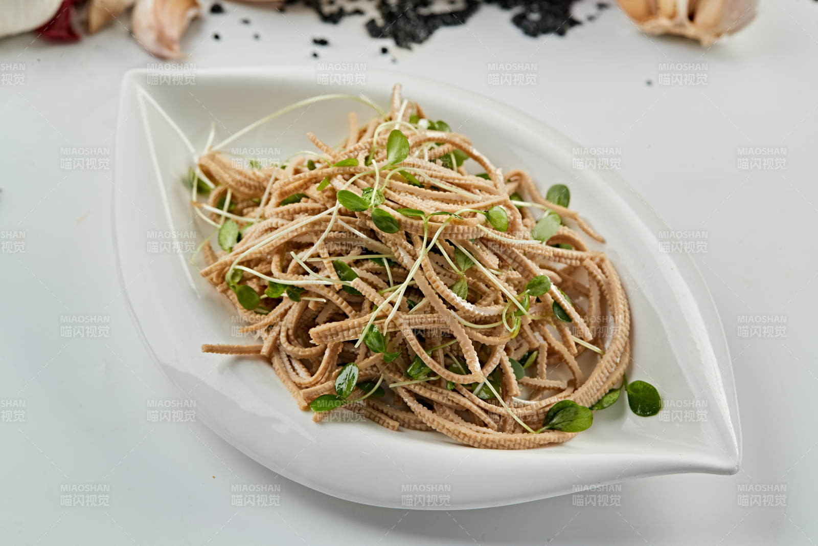 香椿苗凉拌烟熏黑豆腐丝图片