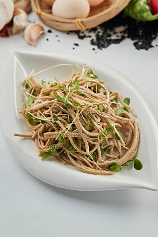 香椿苗凉拌烟熏黑豆腐丝图片