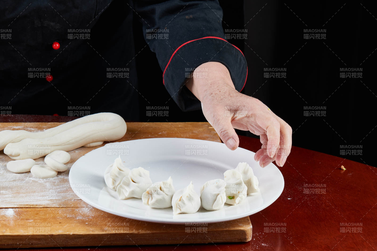 厨师现场演示饺子制作完整过程图片