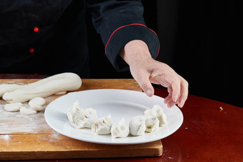 厨师现场演示饺子制作完整过程图片