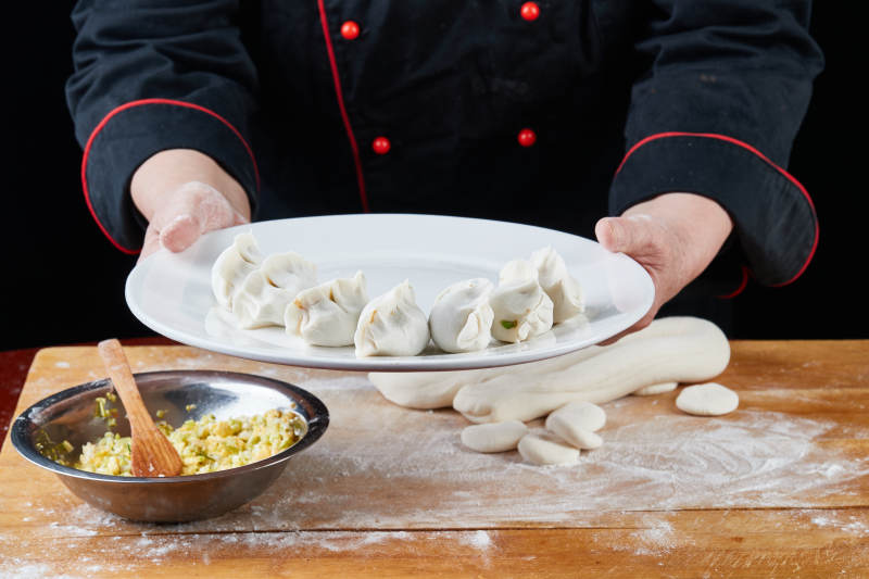 厨师现场演示饺子制作完整过程图片