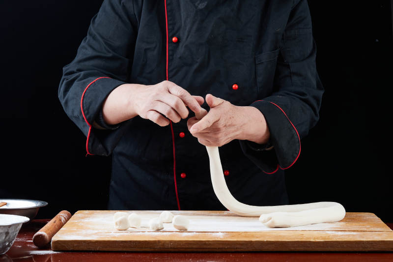 厨师现场演示饺子制作完整过程图片