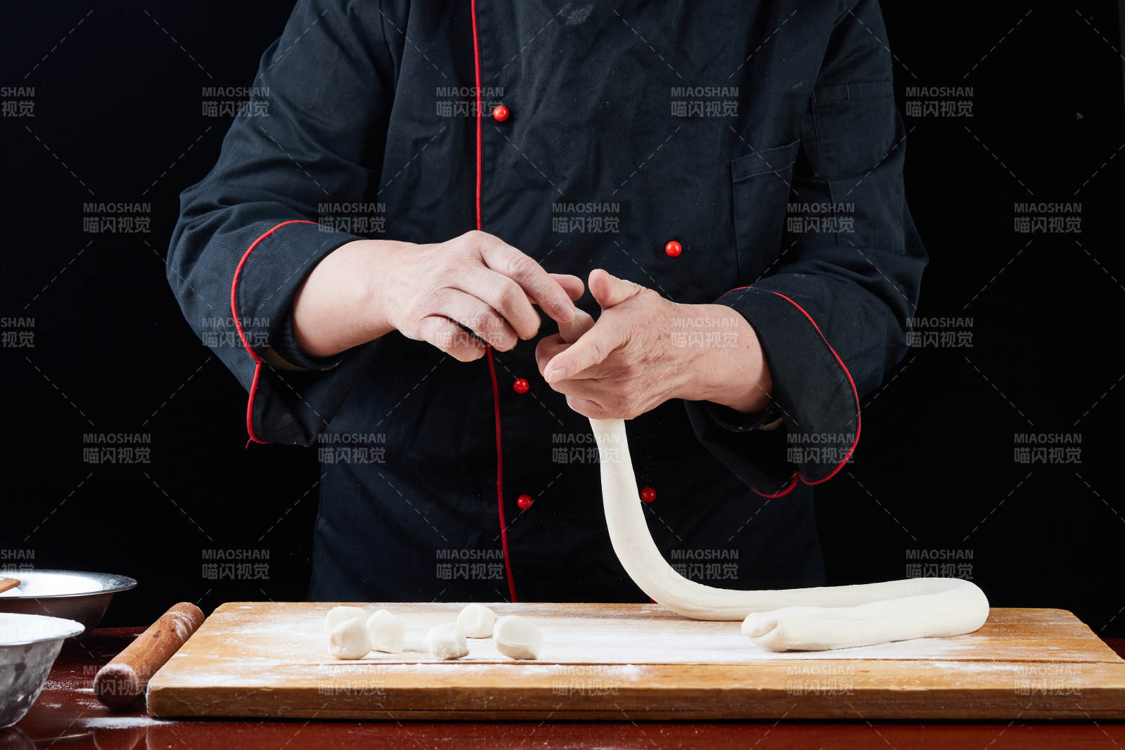 厨师现场演示饺子制作完整过程图片