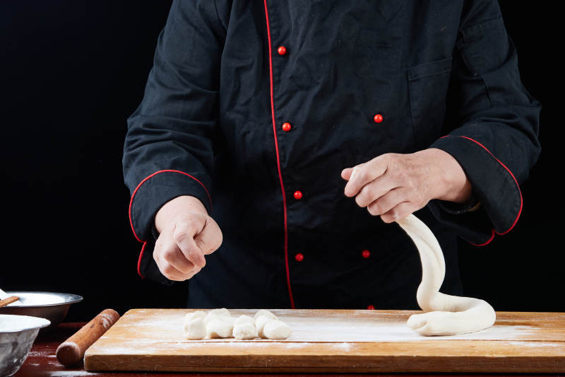 厨师现场演示饺子制作完整过程图片