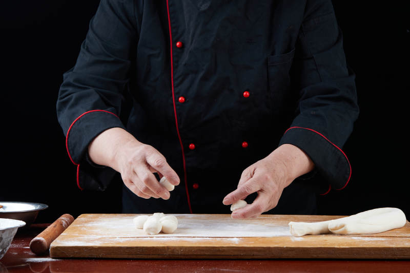 厨师现场演示饺子制作完整过程图片