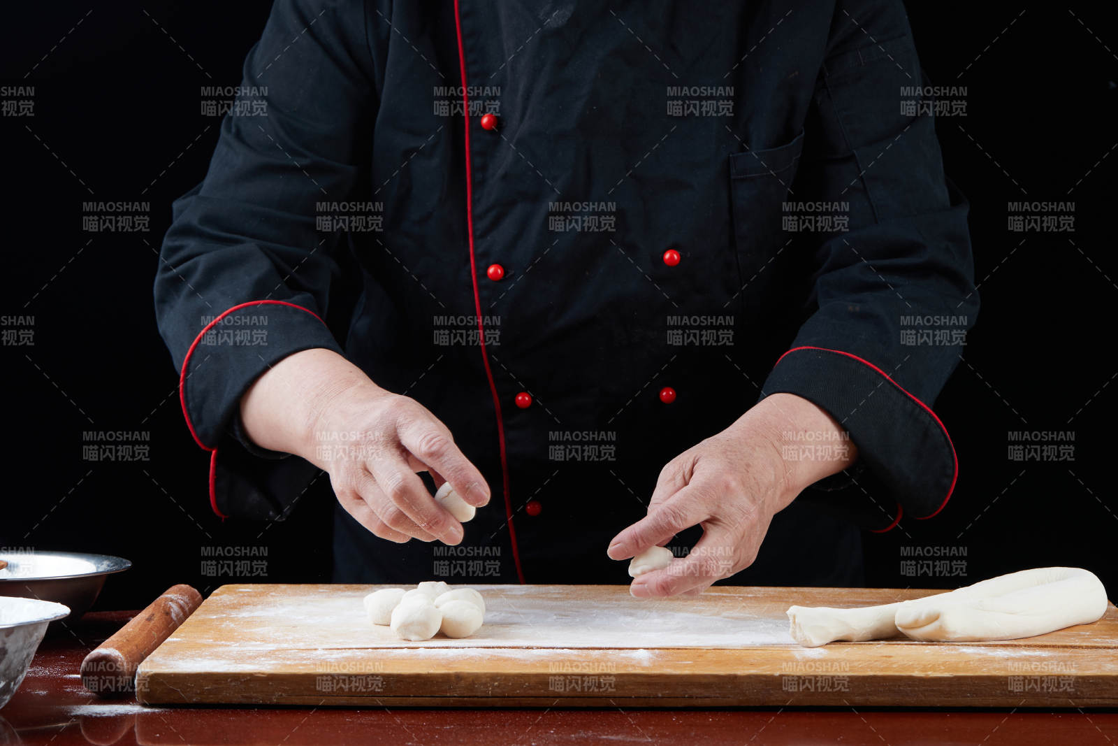 厨师现场演示饺子制作完整过程图片