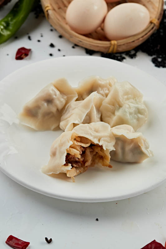 手工酸菜猪肉馅饺子图片