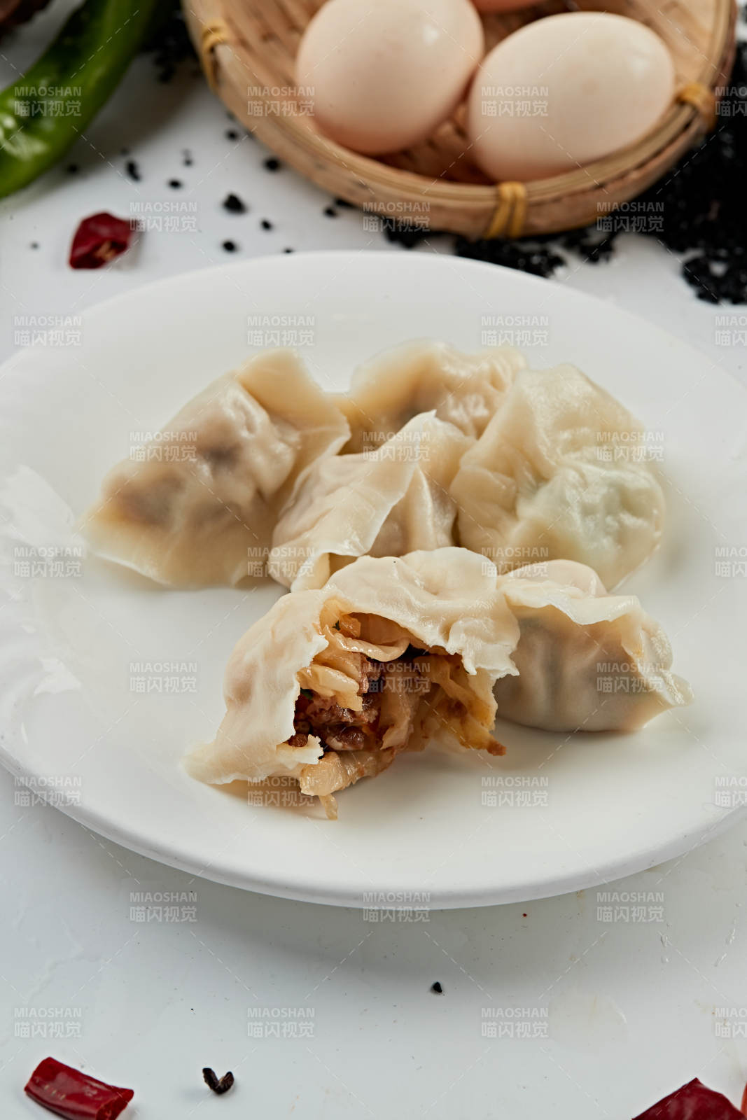 手工酸菜猪肉馅饺子图片