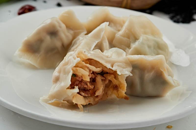 手工酸菜猪肉馅饺子图片